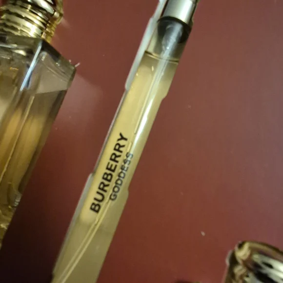 Burberry Goddess Fragrance Set with Gold Accents 3 piece set New in Box - Picture 8 of 9